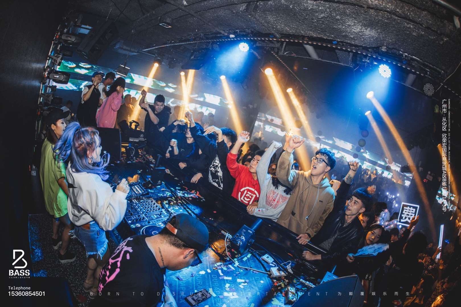 广州bass酒吧灯光配得非常的好,音乐也是非常地灵活了,它能根据娱乐